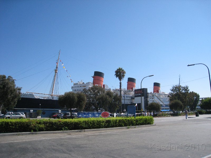 Queen Mary 2010 0085.JPG - a large boat.